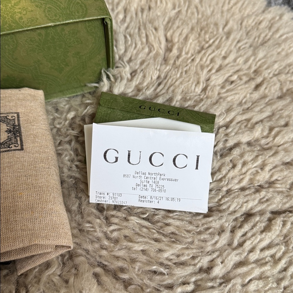 GUCCI GG Marmont reversible thin belt

Box, Dust bag, Receipt & both belt loops - Picture 8 of 9
